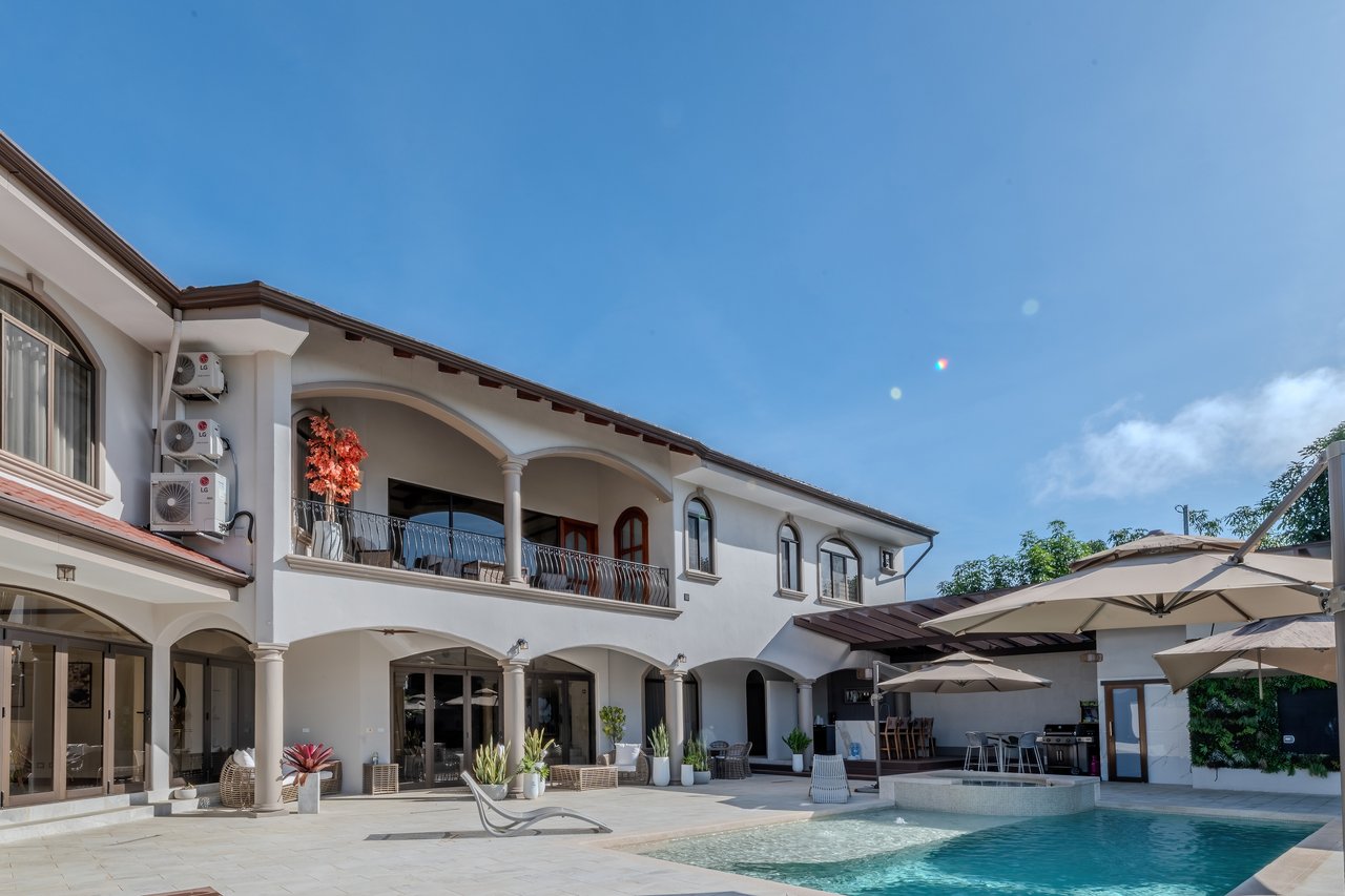 Luxury Home with Pool, Bar Area & Resort-Level Amenities | 5br, 4ba in Perez Zeledon 