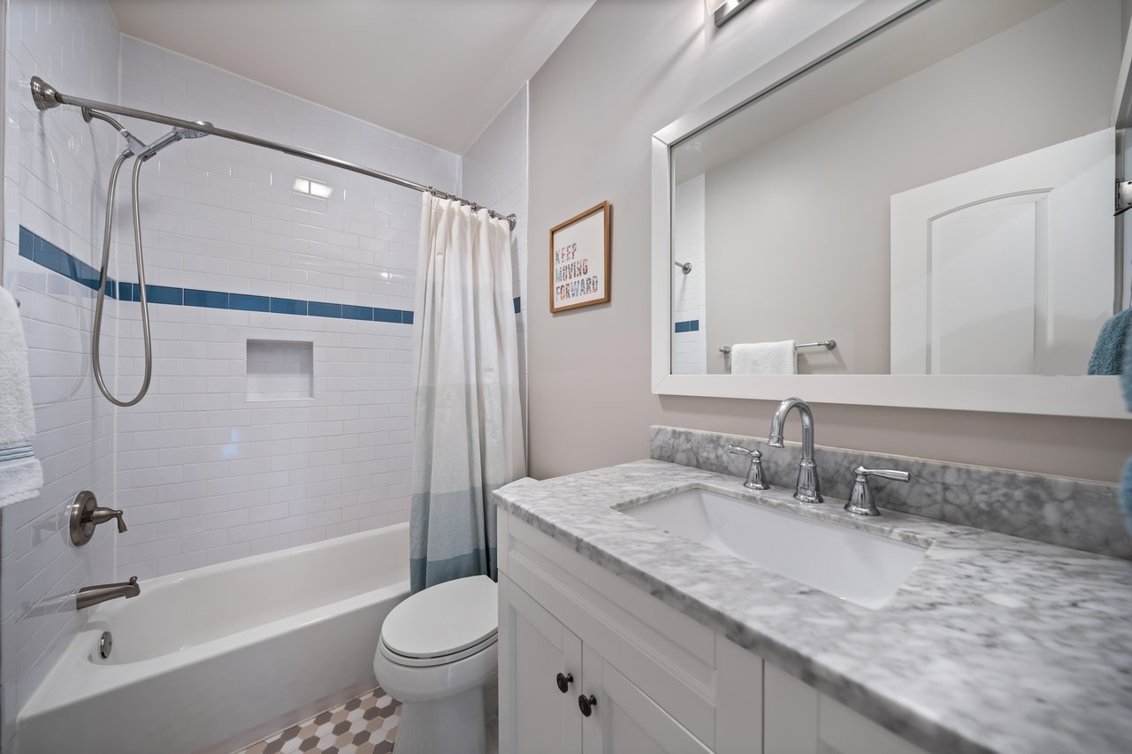 613 Longfellow St NW