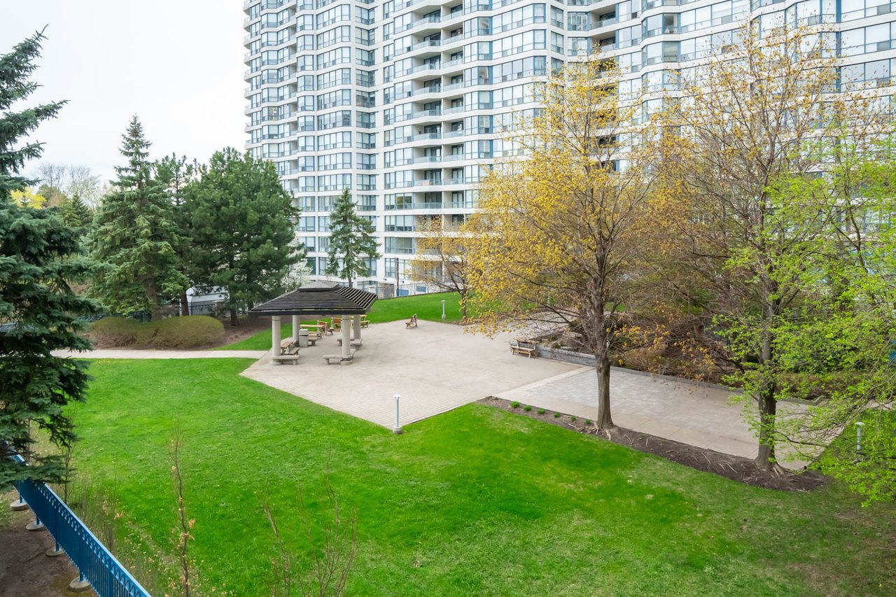 301-7300 Yonge Street 