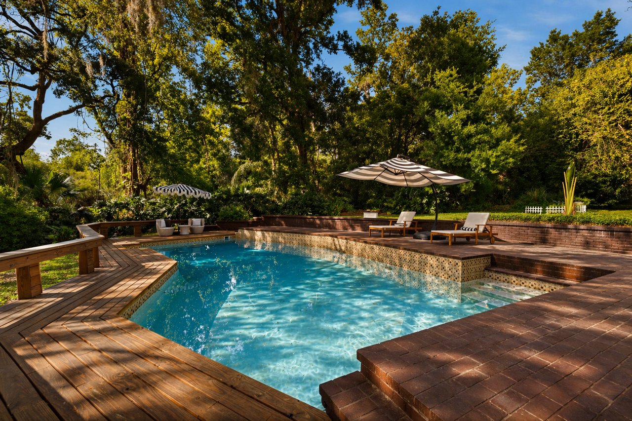 900 Oak Hollow