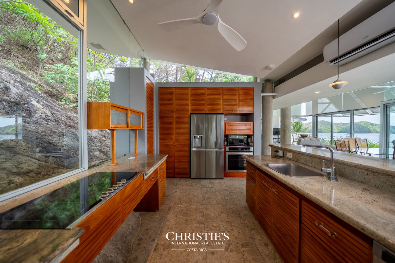 Casa Holmes: Award-Winning Glass House with Ocean Views