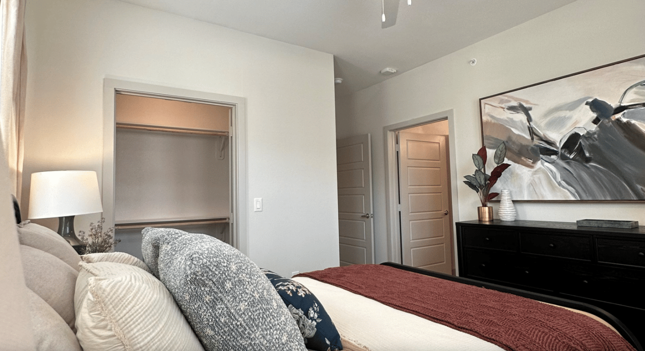 3 Months Free & $1,000 Look & Lease Gift Card!