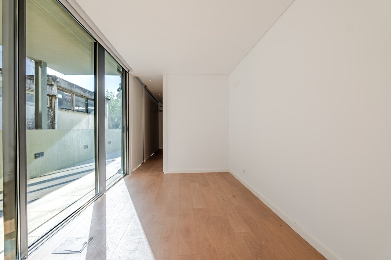 Elegant 1-Bedroom Apartment with Private Patio & Short-term Rental (AL) License in Porto’s Historic Core