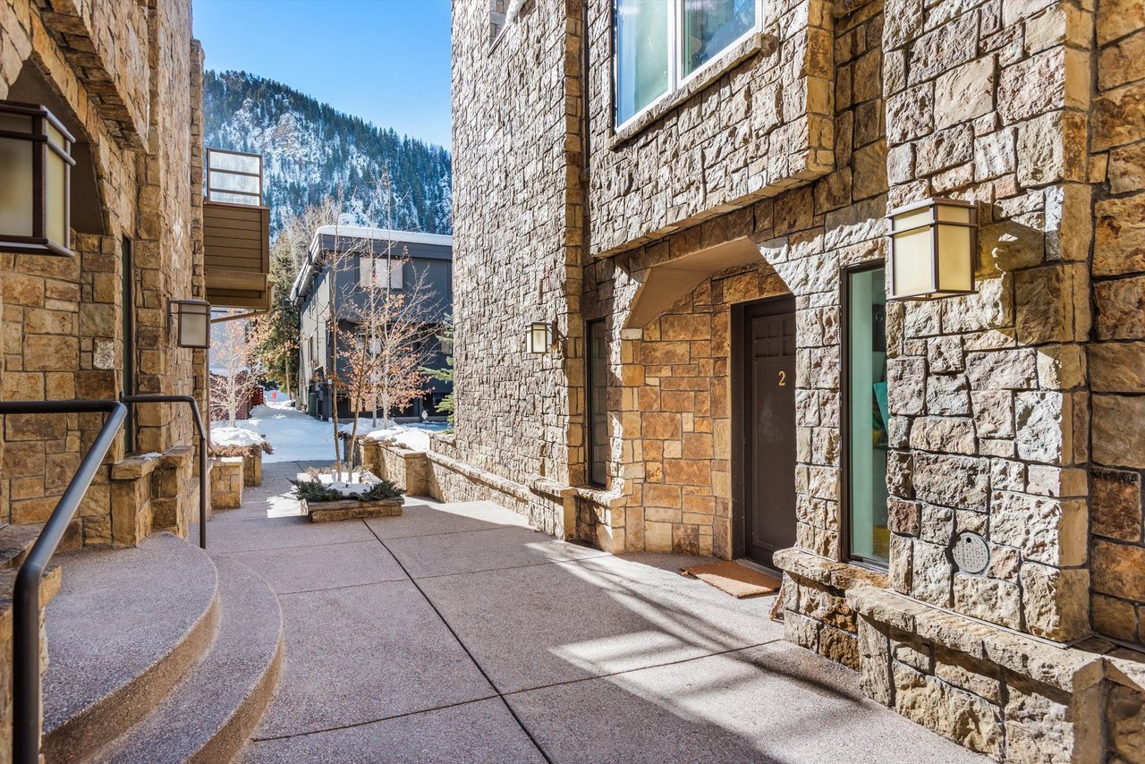 Aspen Core Luxury: Walk to the Gondola from this Spacious Townhome