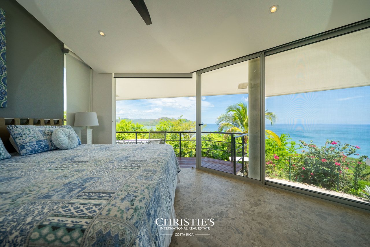 Casa Holmes: Award-Winning Glass House with Ocean Views