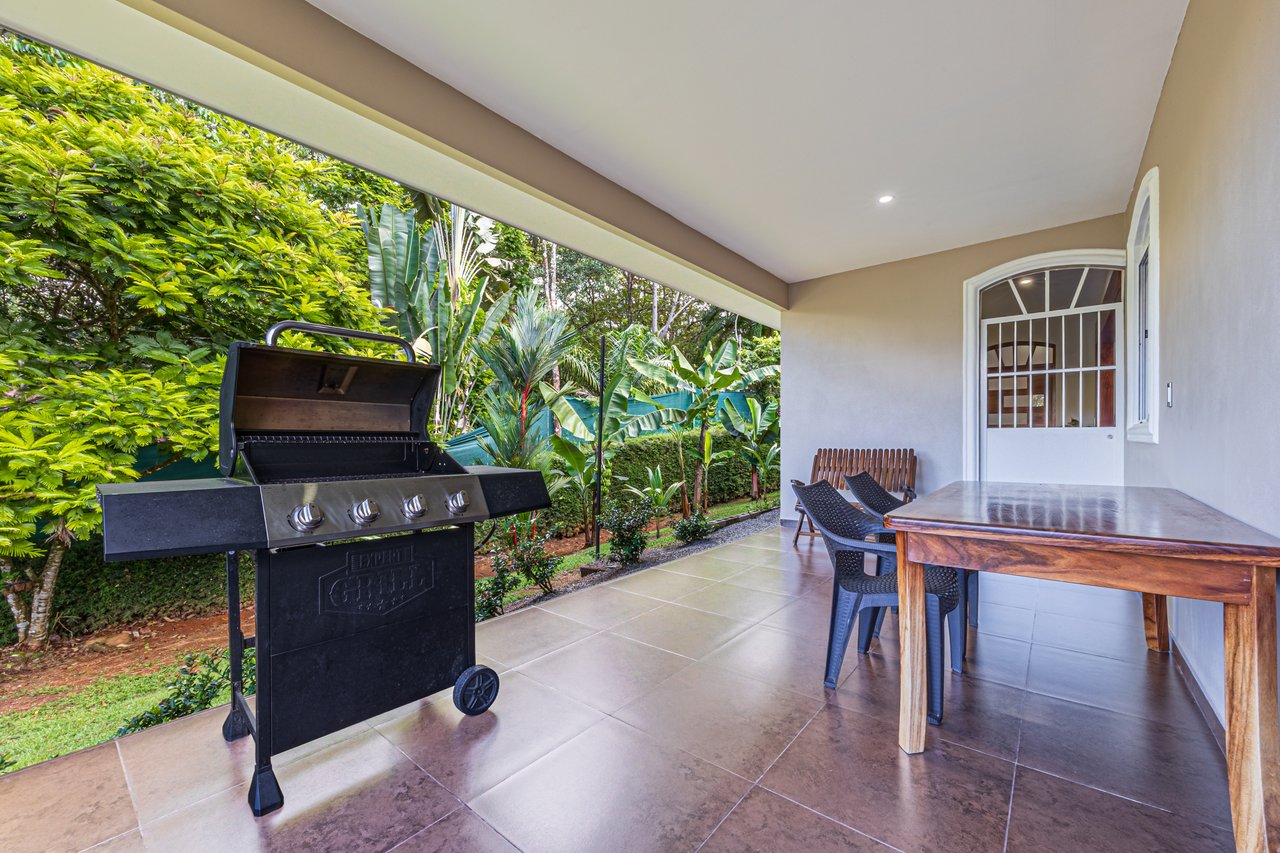 Exceptional 5-Bedroom Residence on Los Laureles Street – Prime Location & Versatile Layout