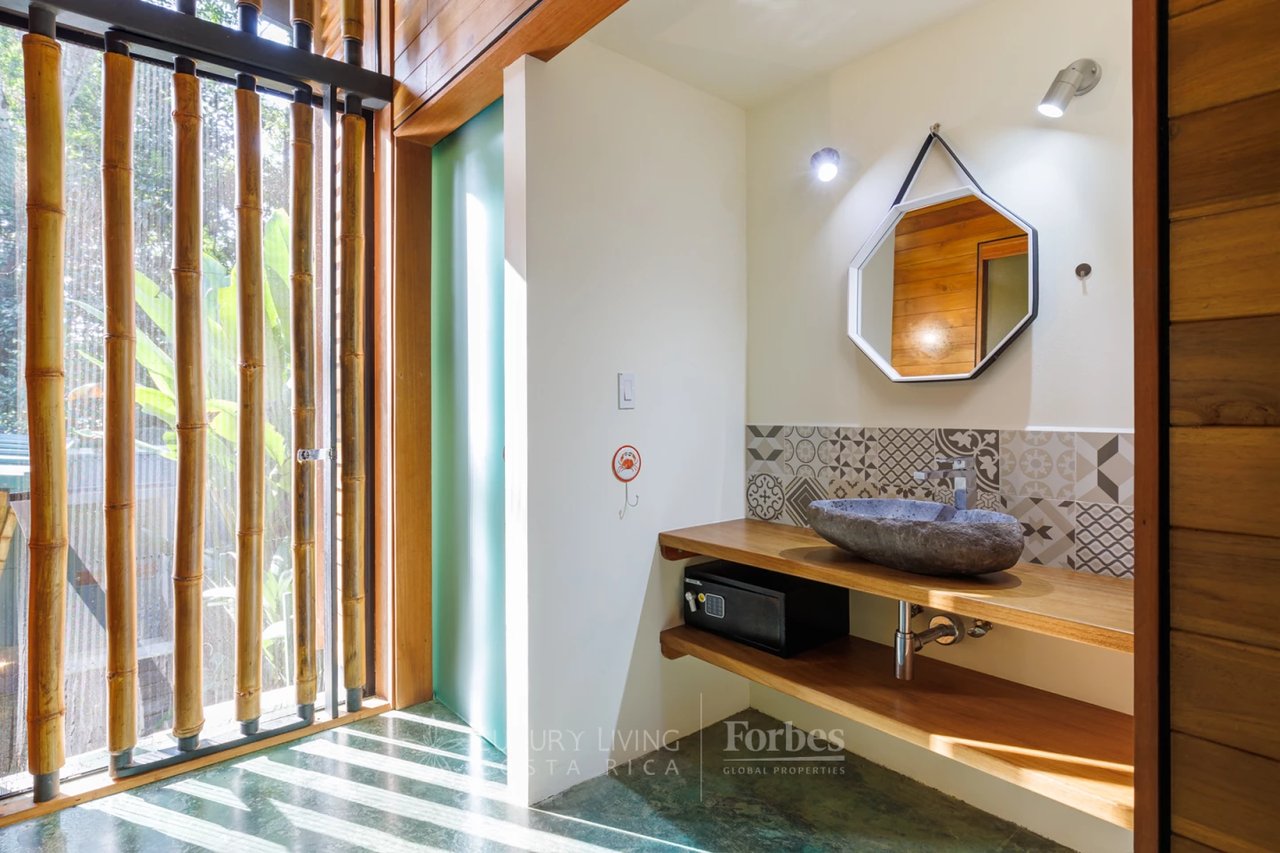 20391 - Property near the beach with hotel or private home potential