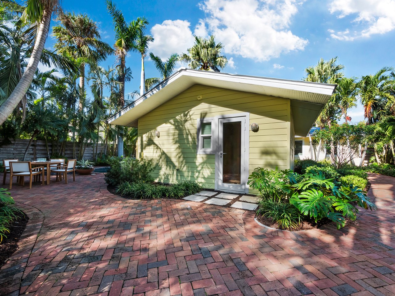 1930 ALTA VISTA ST