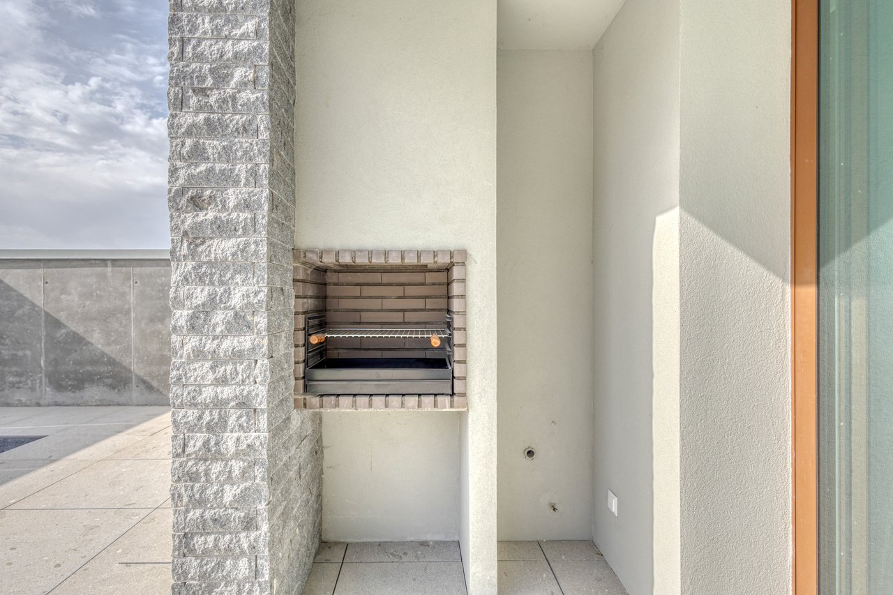 Contemporary 3-Bedroom Luxury Villa with Pool and Large Basement in Palmeira, Braga