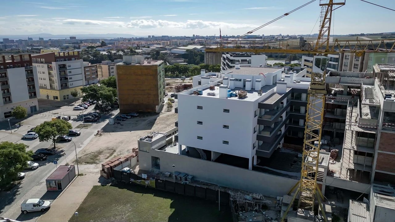 Modern 3-Bedroom Apartment in Camarate, Loures