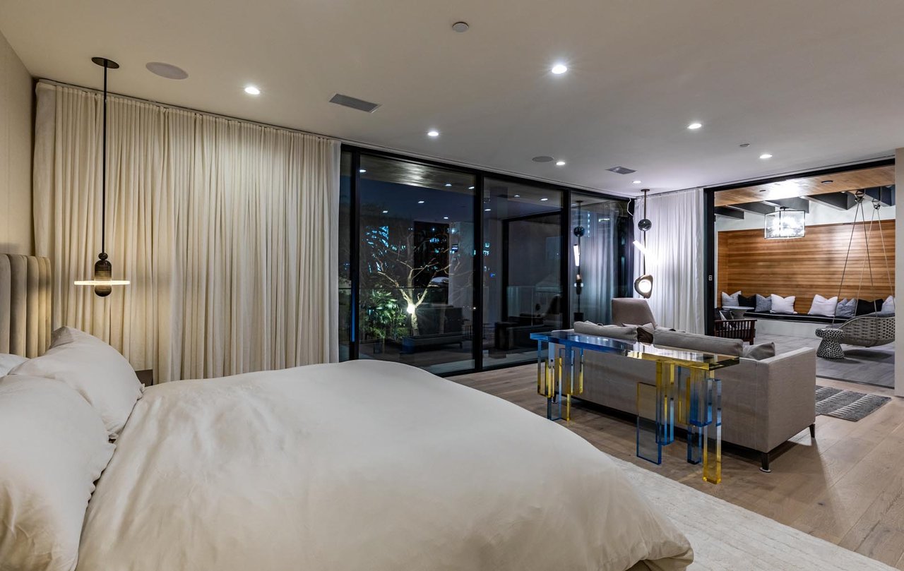 1172 N Doheny