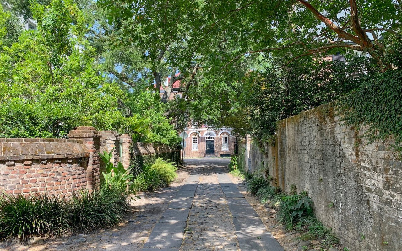 Downtown Charleston Secrets – Hidden Alleyways