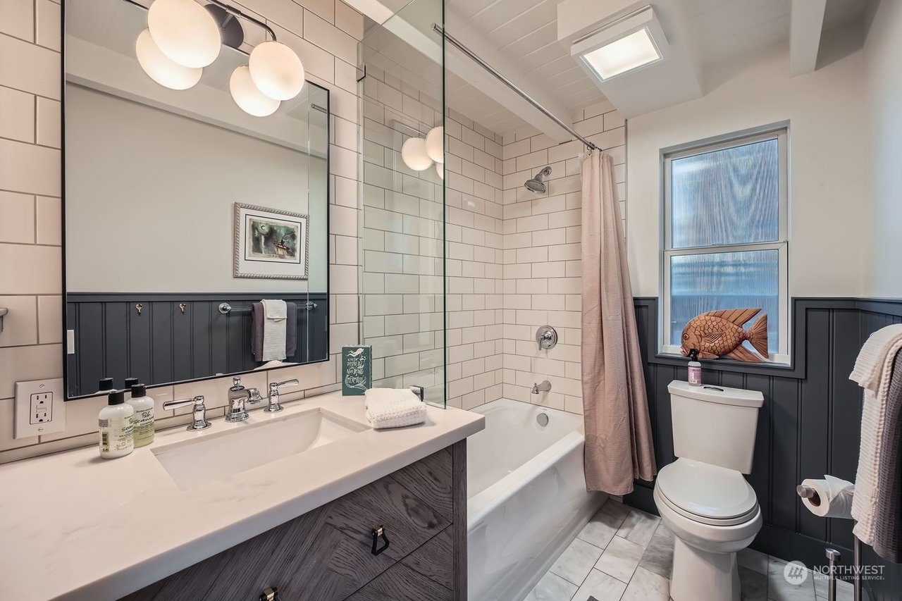 2309 N Northlake Way, #4