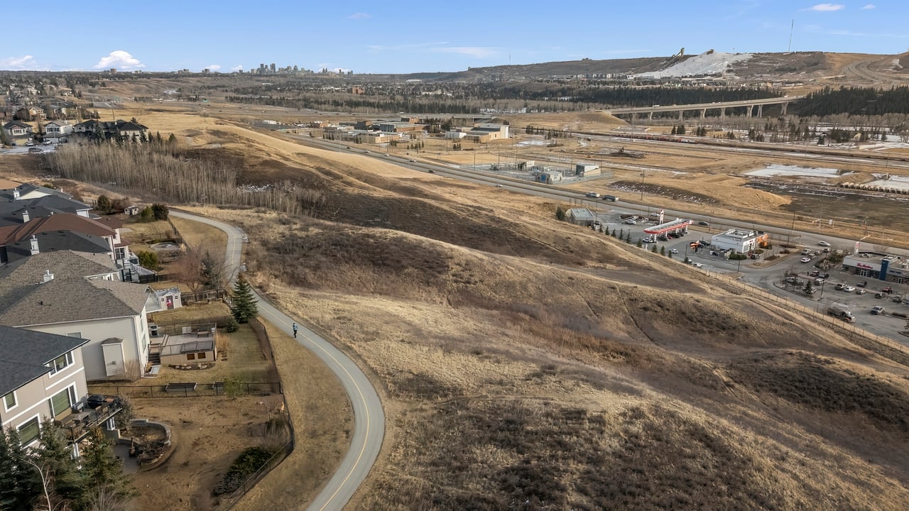 98 Tuscany Ravine Close NW