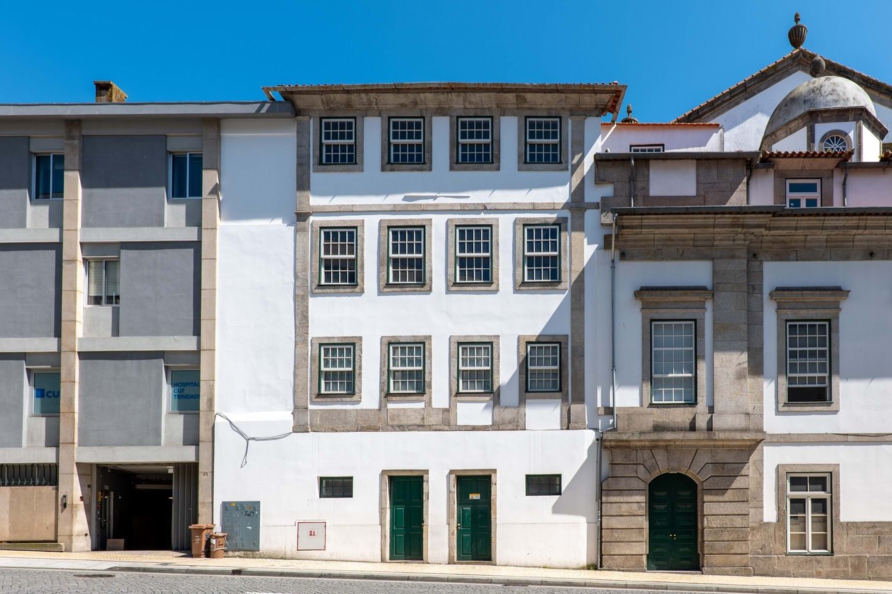 Versatile 450 m² Commercial Building for Lease in Trindade, Porto’s Prime Business Hub