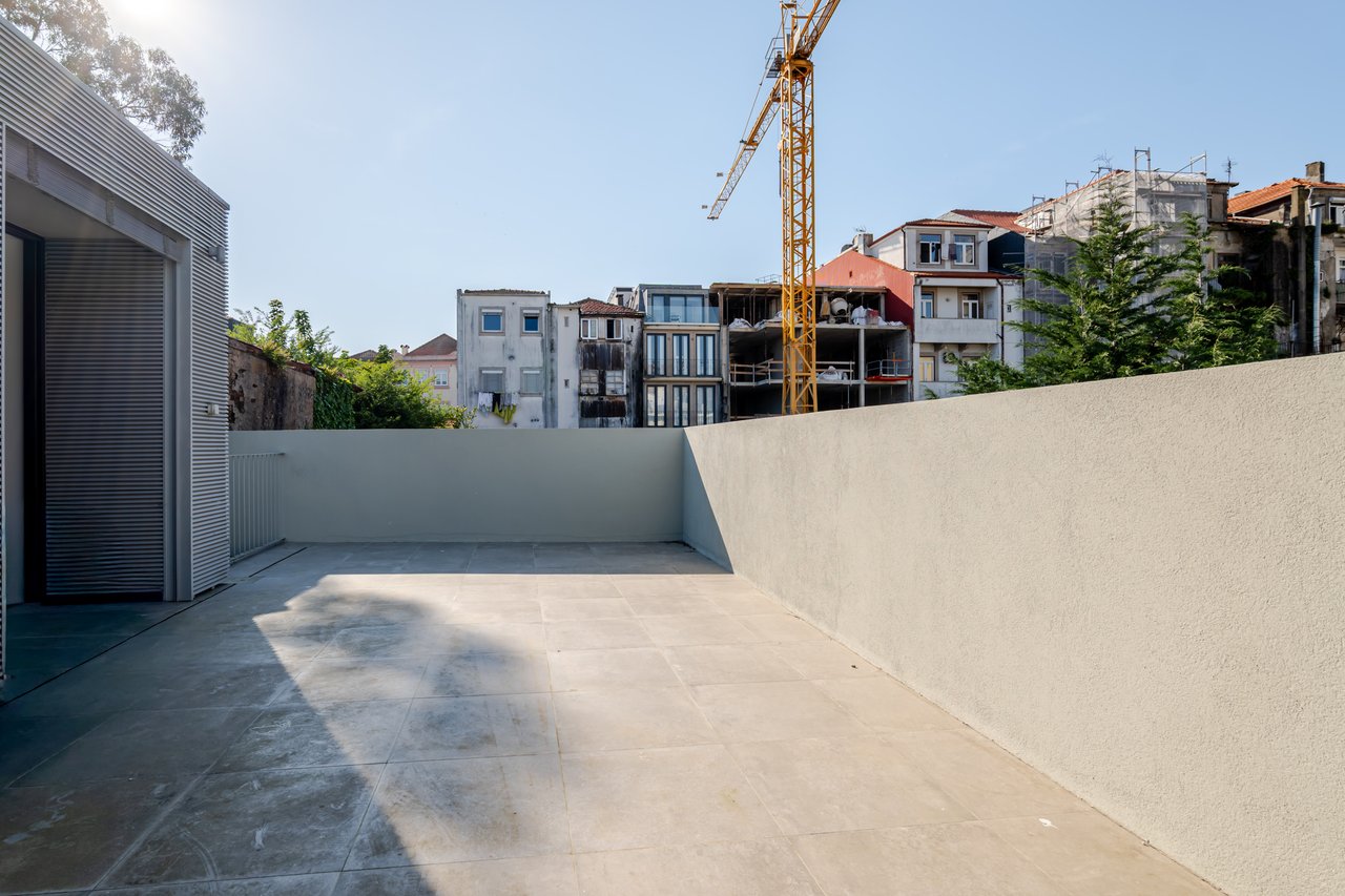 Modern 2-Bedroom Apartment with Expansive Private Terrace & Sort-term Rental (AL) License in Central Porto