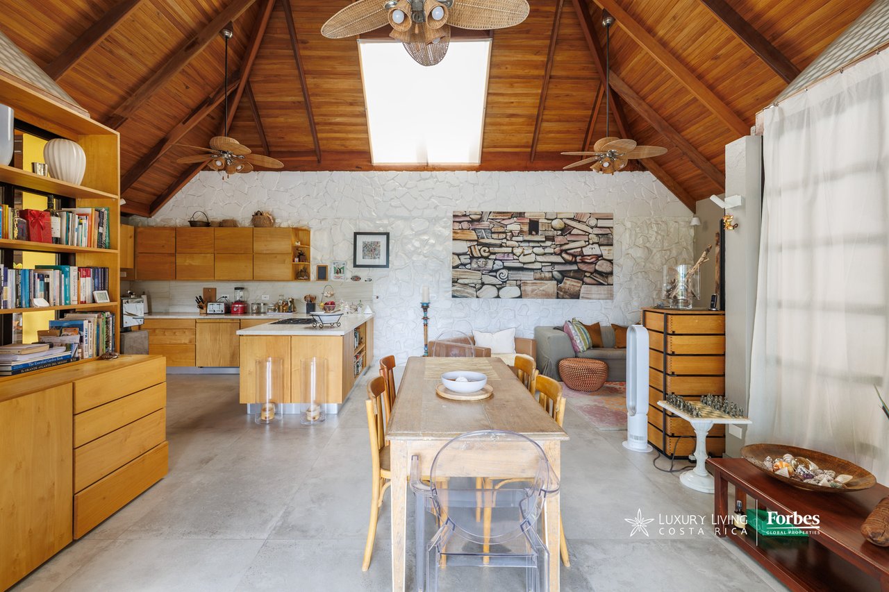 21476 - House: Balinese-Inspired Luxury Home for Sale in Atenas