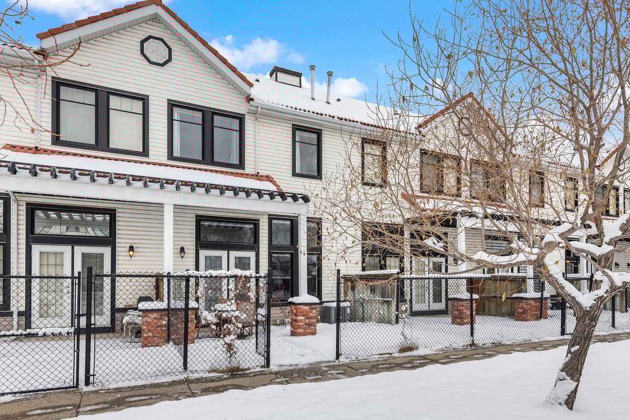 8910 Royal Oak Way NW