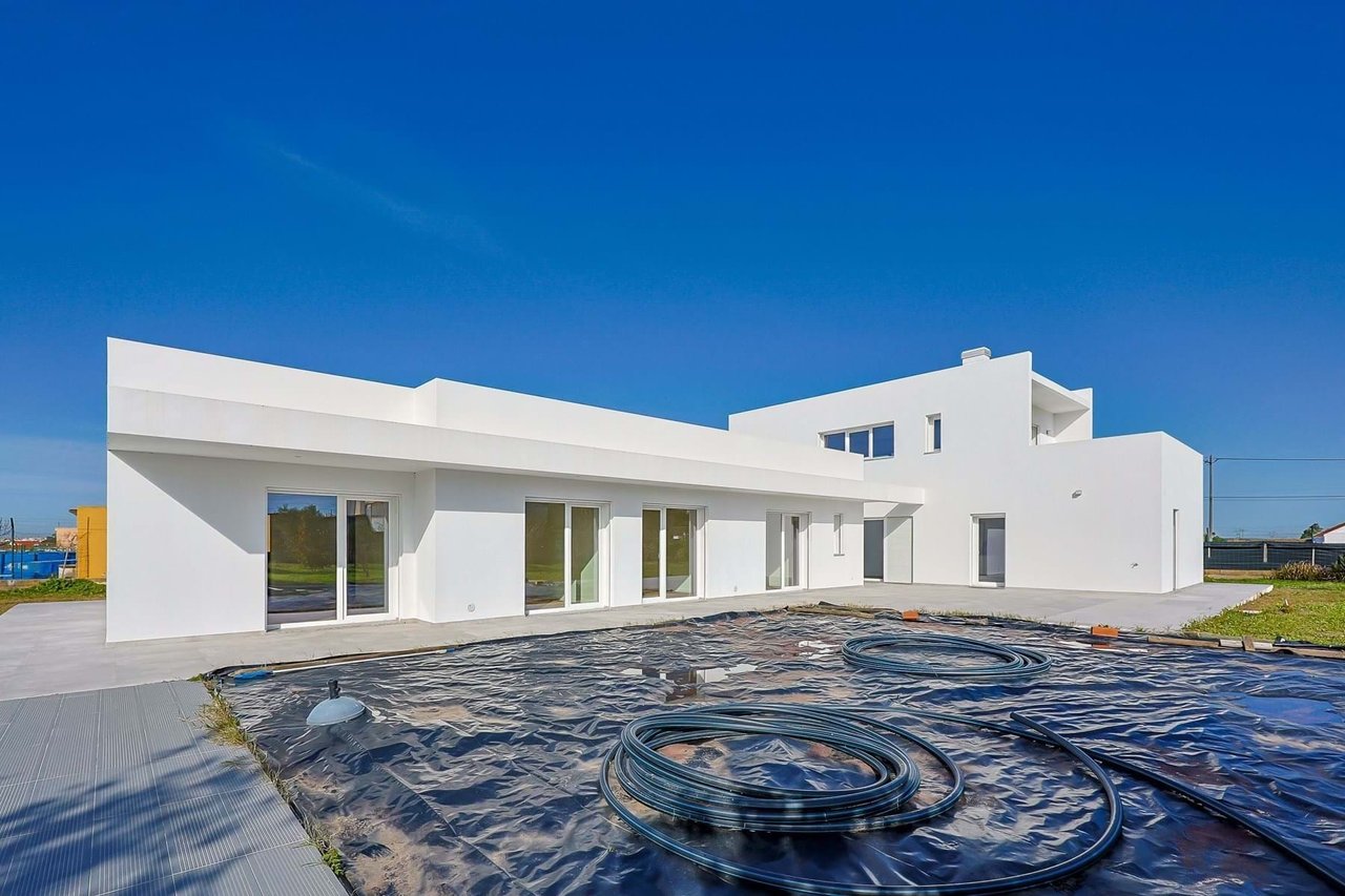 Luxurious 5-Bedroom Home with Pool and Panoramic Views Near Lisbon