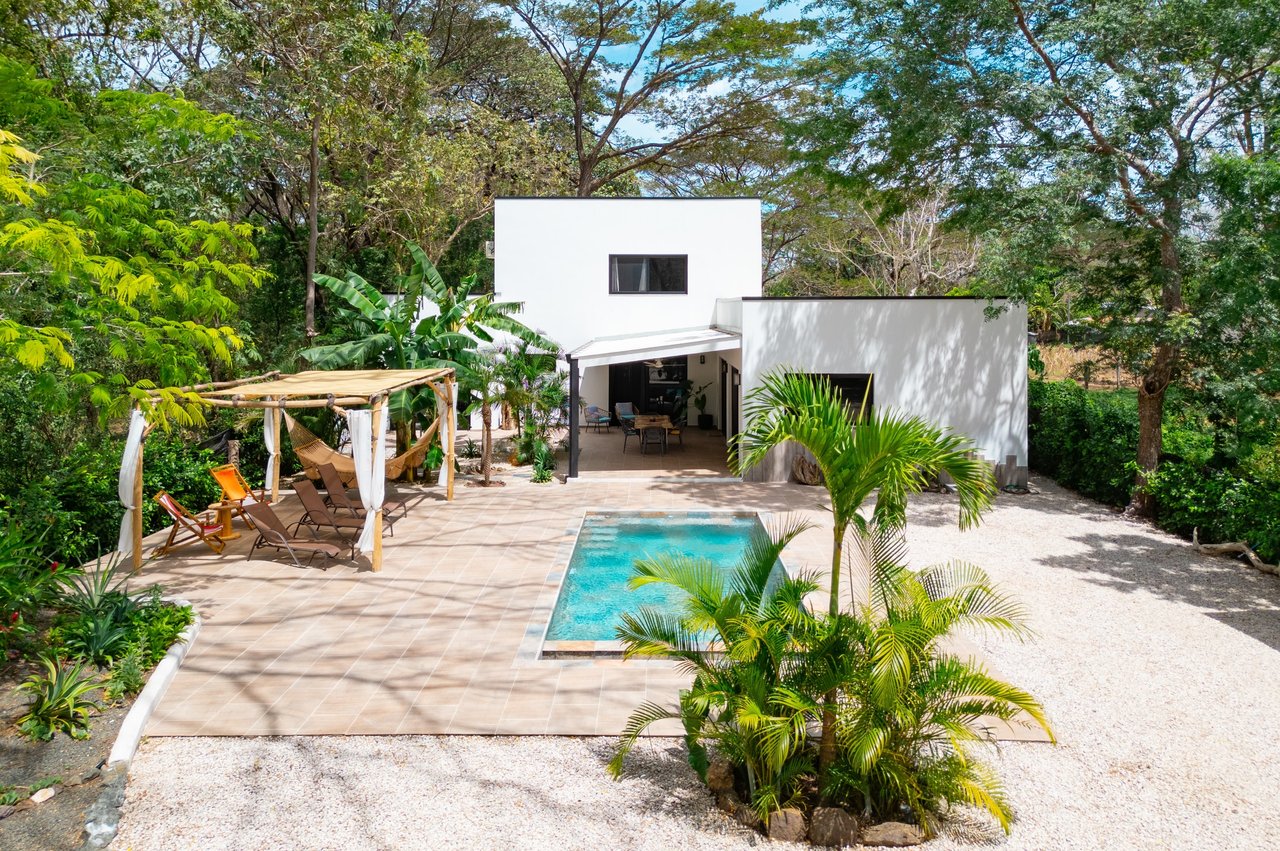 V-Jungla Cecile Refundores | Spacious Modern Villa with Pool, Guest House & Tropical Garden Near Tamarindo Beach