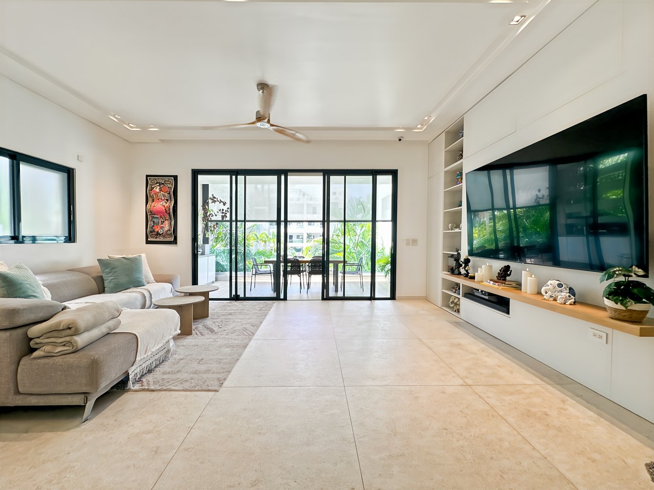 Rare Opportunity: Spacious Apartment with Terrace and Private Pool - ColeBay