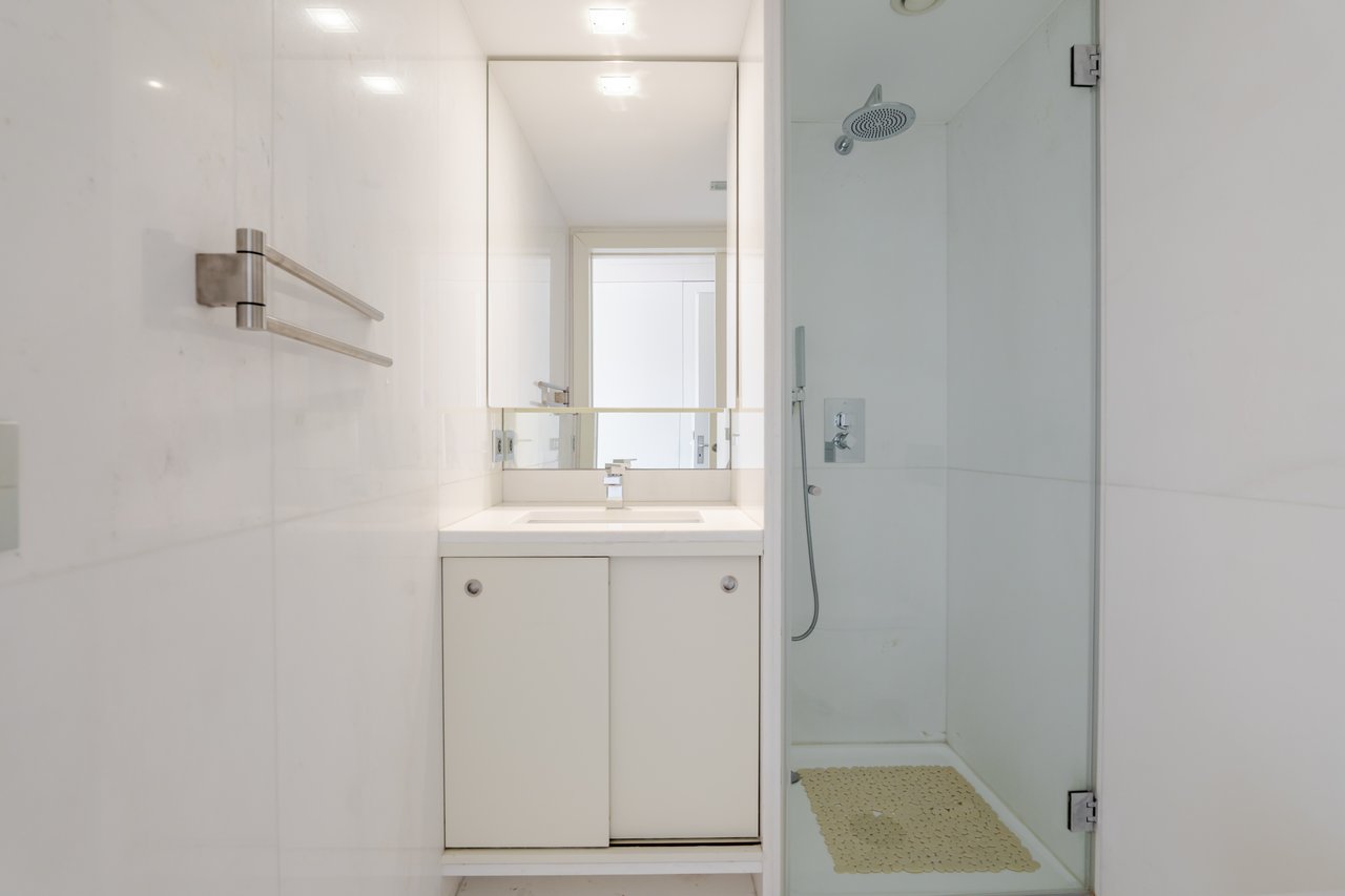 Sophisticated Three-Bedroom Apartment in Porto