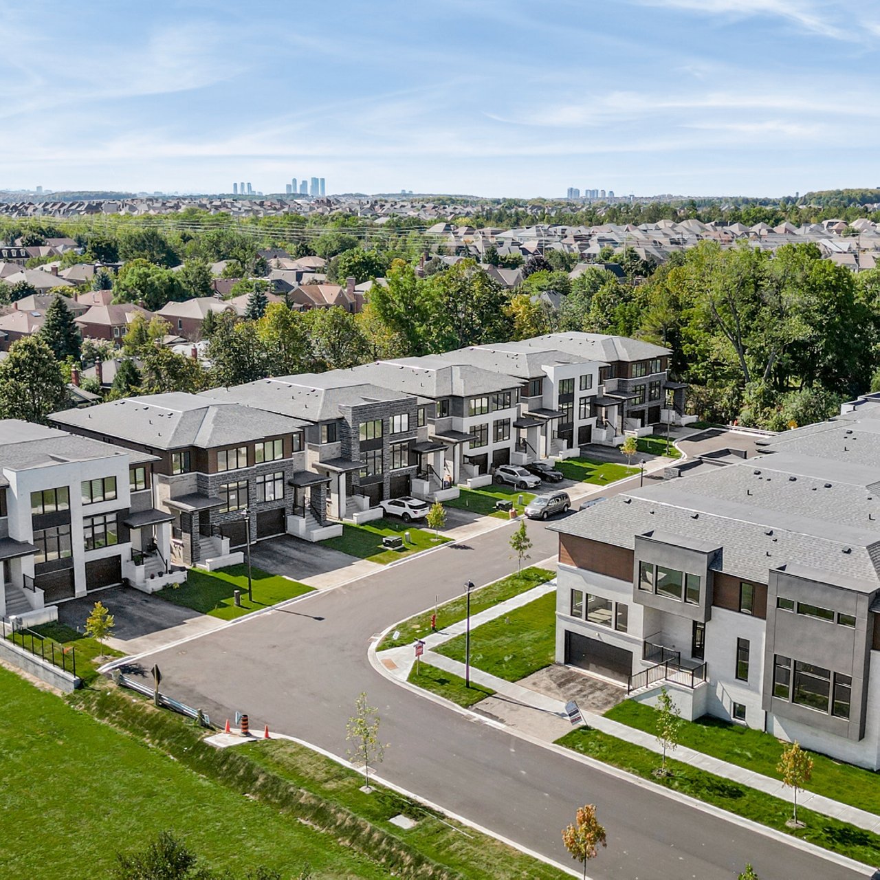 Live Between Yonge & Bayview, just off 16th Avenue.