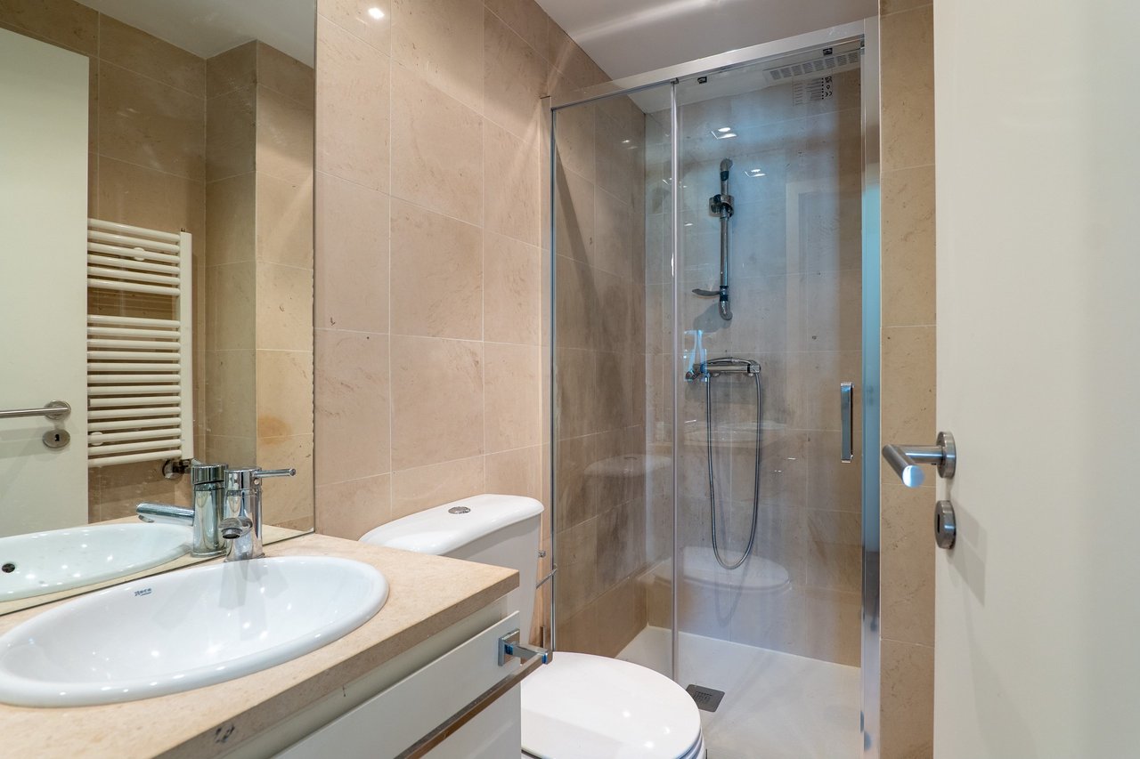 Spacious and Bright 4-Bedroom Apartment for Rent Near Colégio do Rosário
