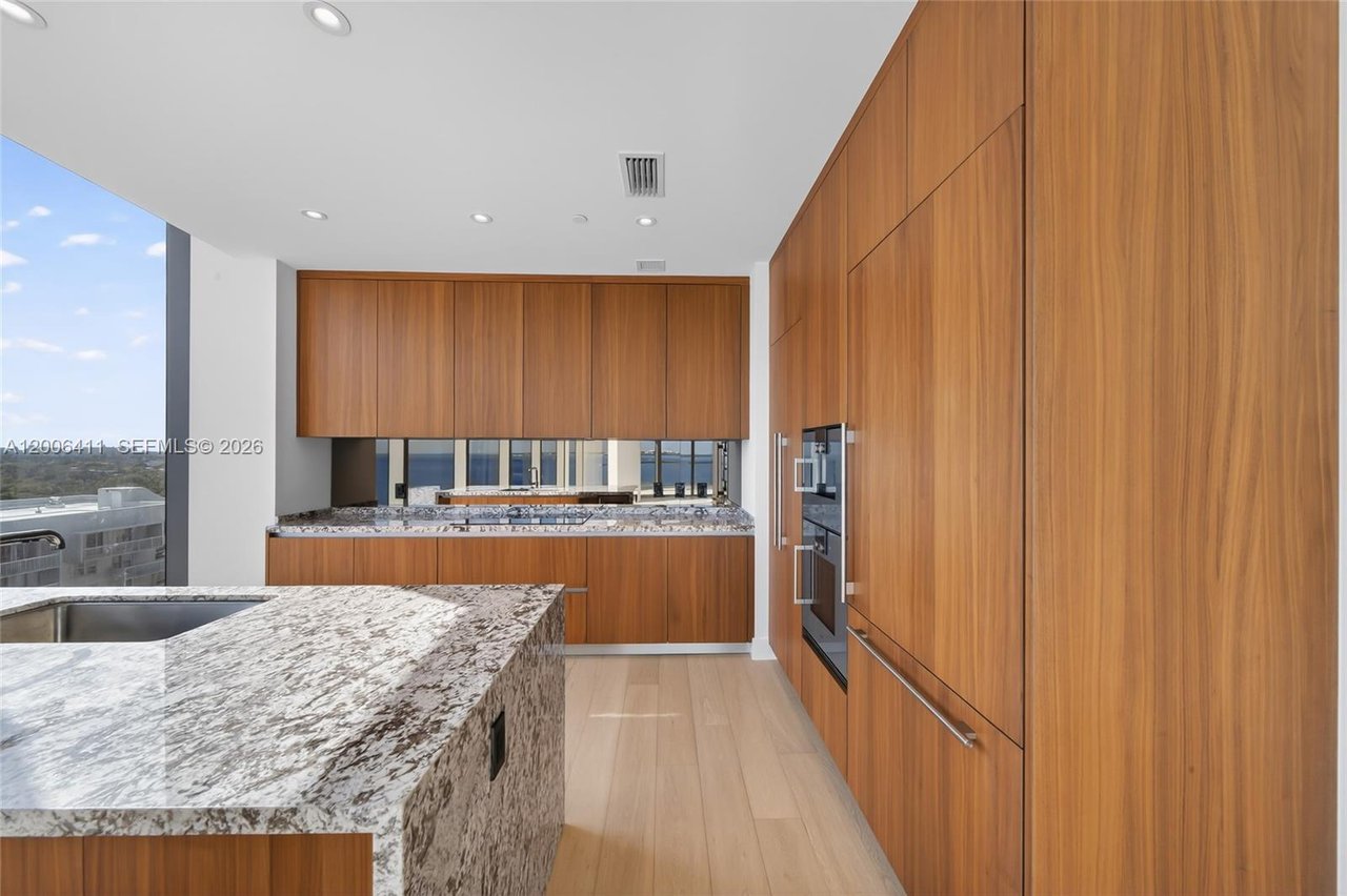  175-se-2-road-miami-fl-condo-sold-kitchen