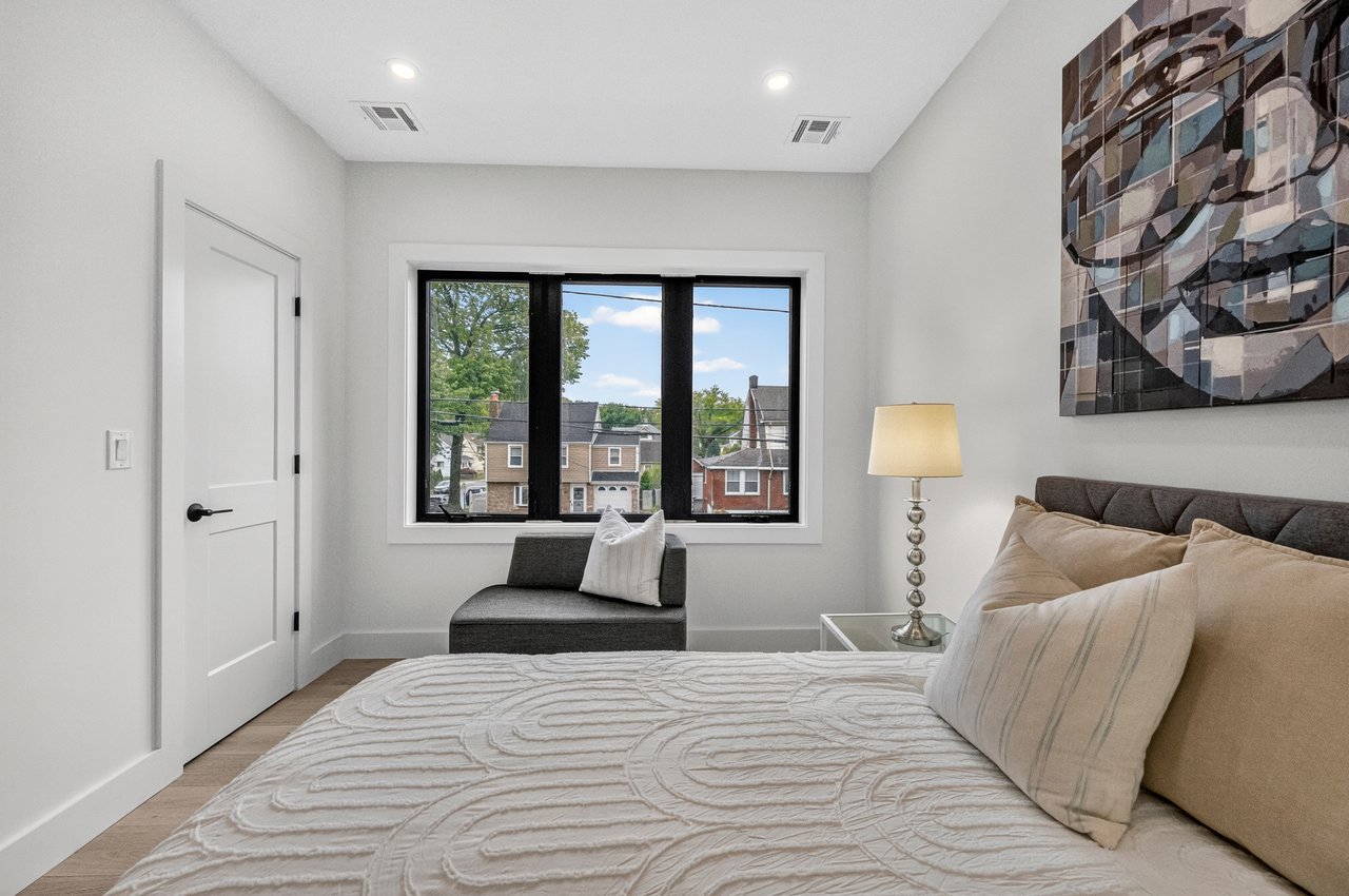 887 Linden Ave, Ridgefield, NJ 07657