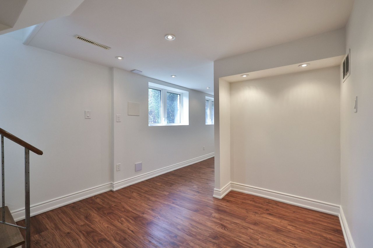 1439 Larchview Trail