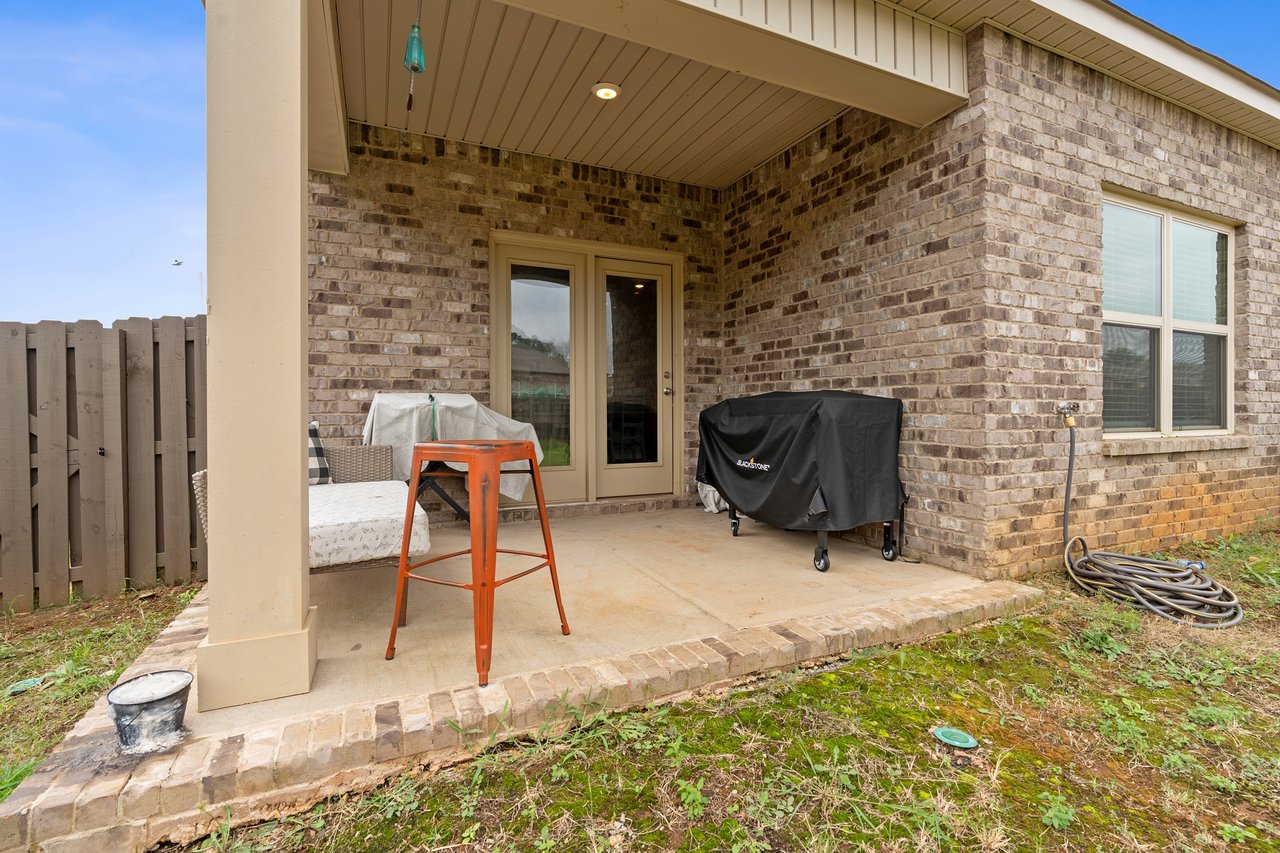 4 BEDROOMS!! Open floor plan and Fenced in back yard!!