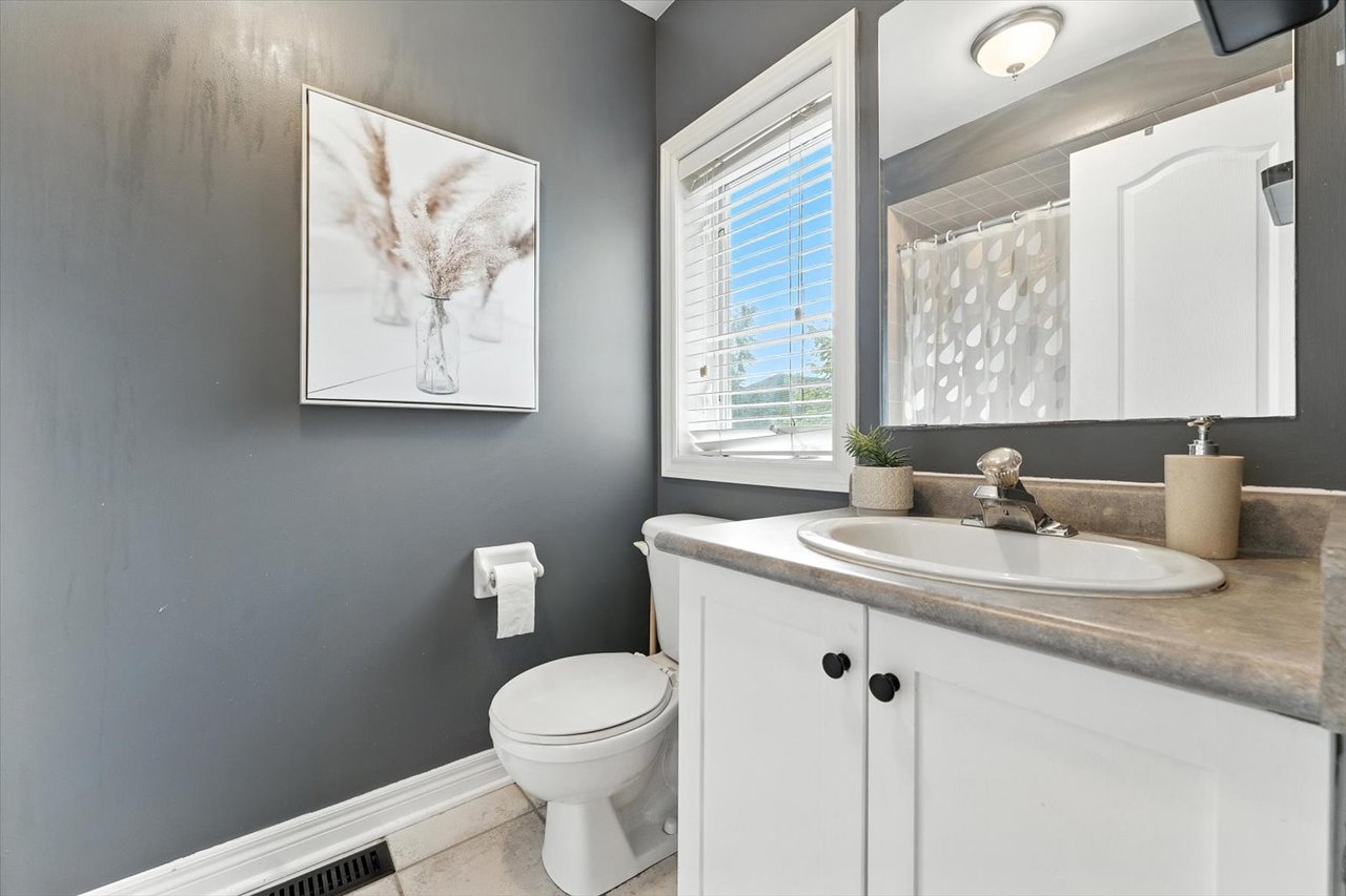 151 Mowat Cres