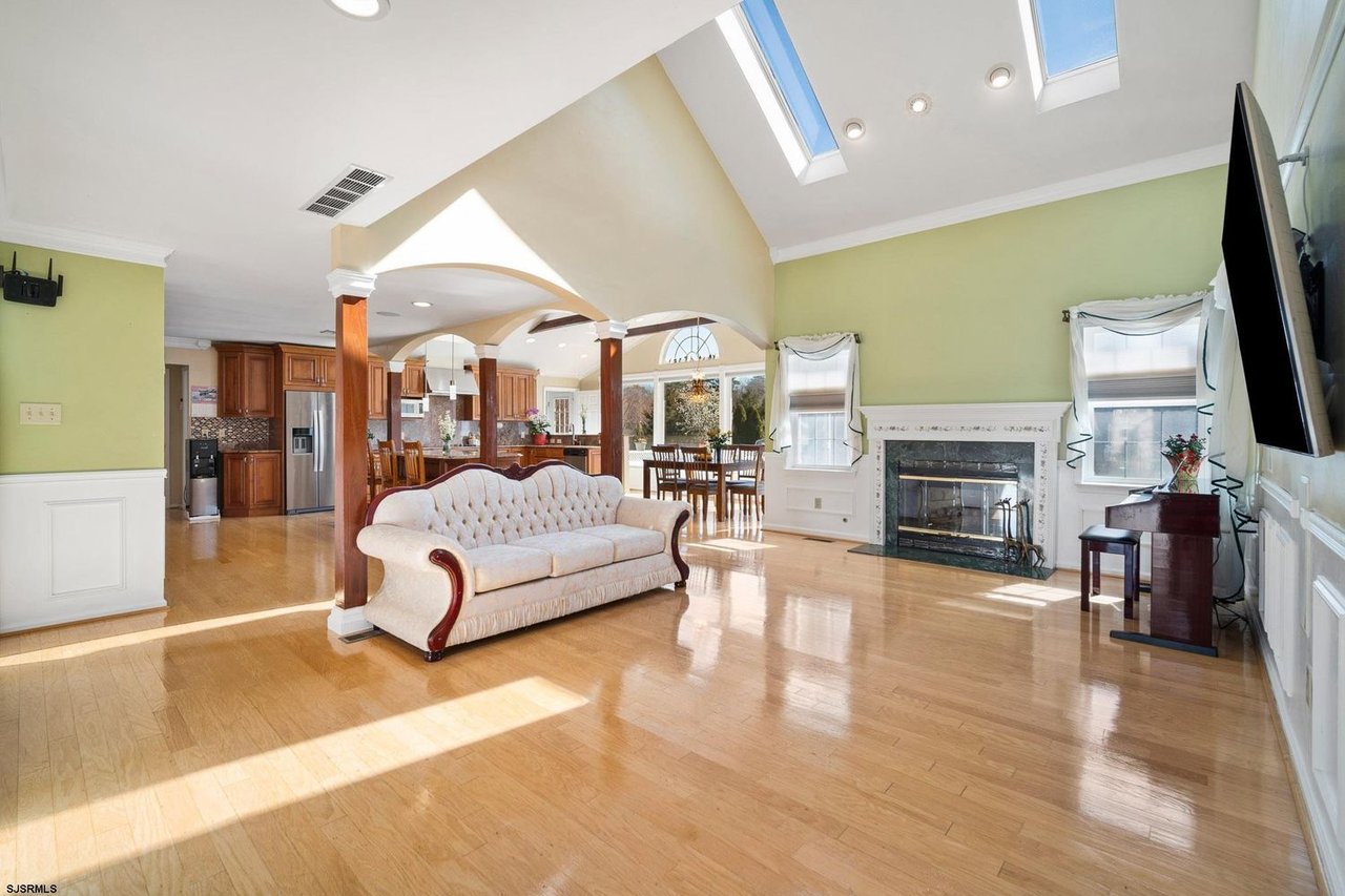 210 Azalea Ln