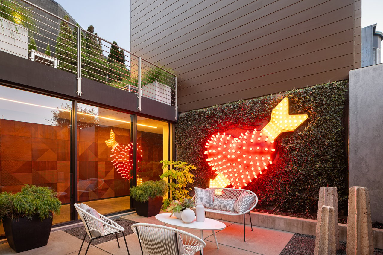 An Urban Compound for Life in Motion