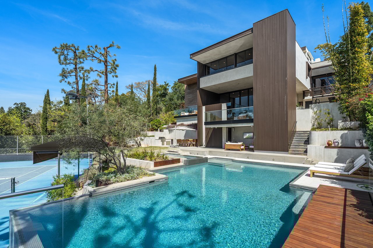  A Beverly Hills Architectural Masterpiece – Where Modern Luxury Meets Timeless Elegance