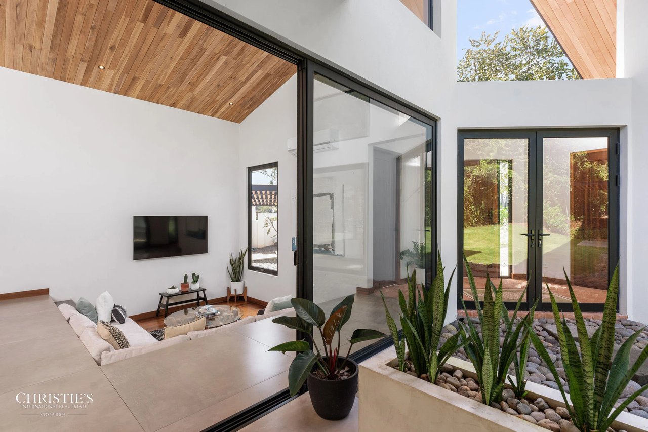 Casa Lola – Contemporary Beachside Oasis in Playa Grande