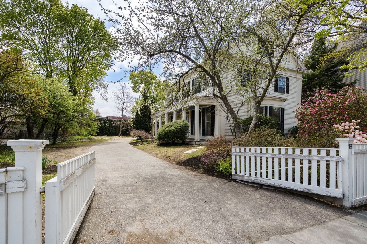19 Linden St, Brookline, MA: Brookline Village,  02445