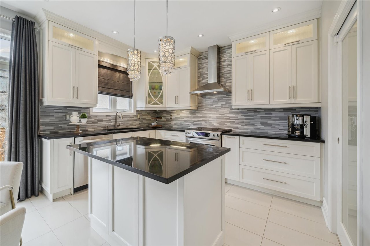 32 Maplebank Cres