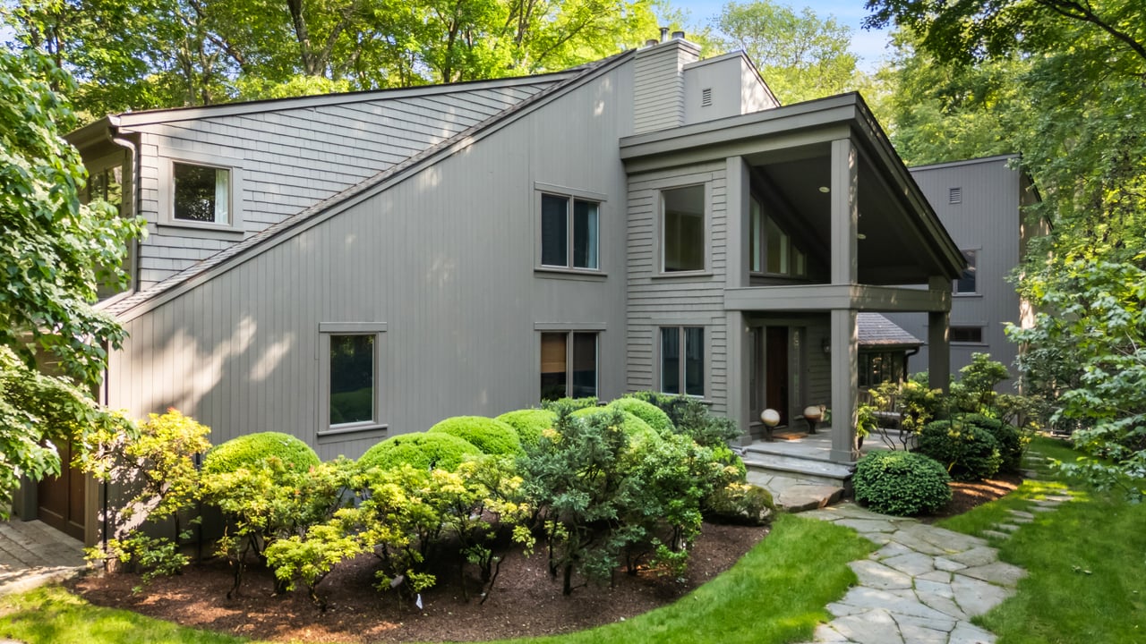 17 Eastwoods Road
