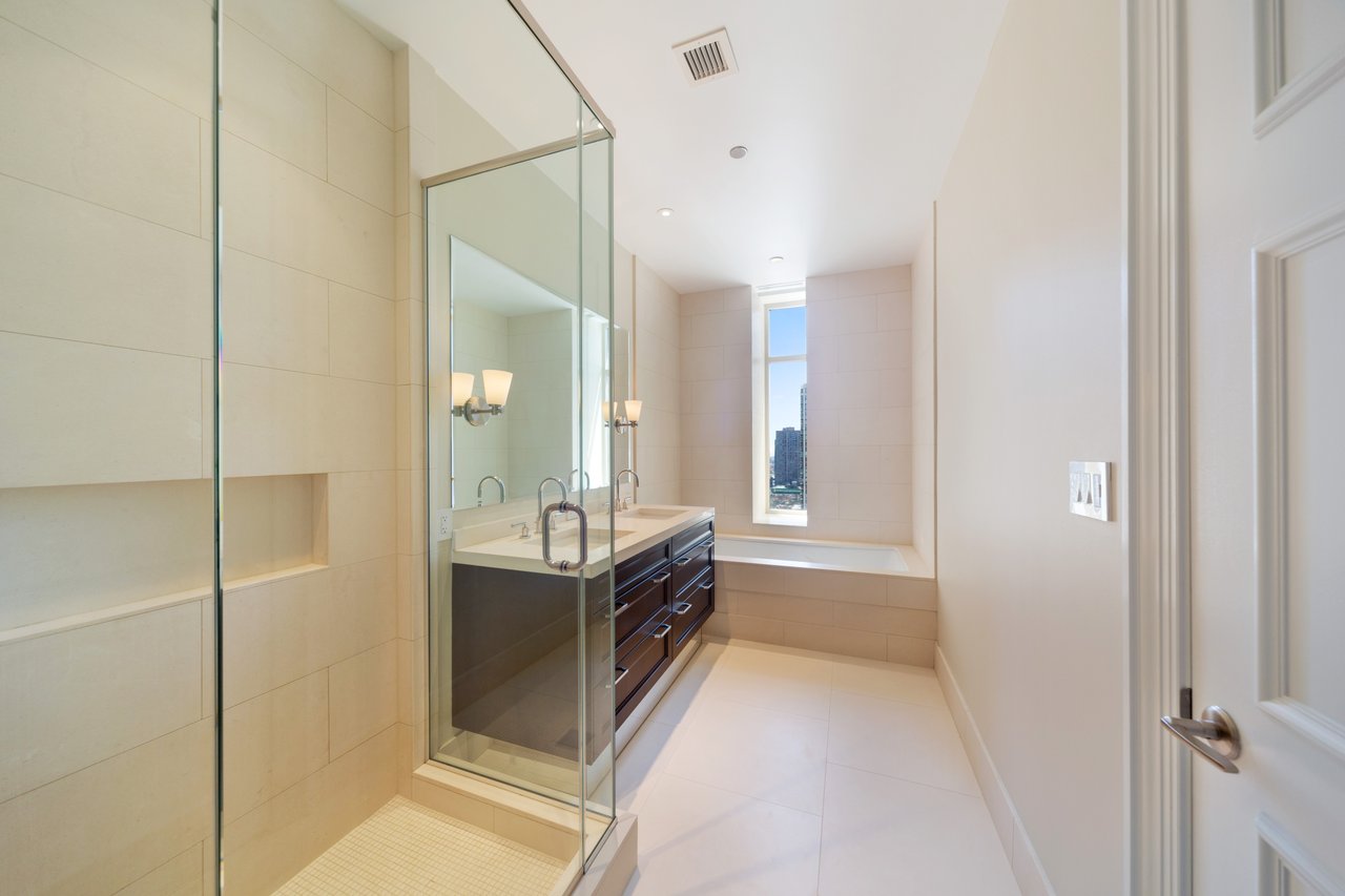 118 E Erie St Unit 28E