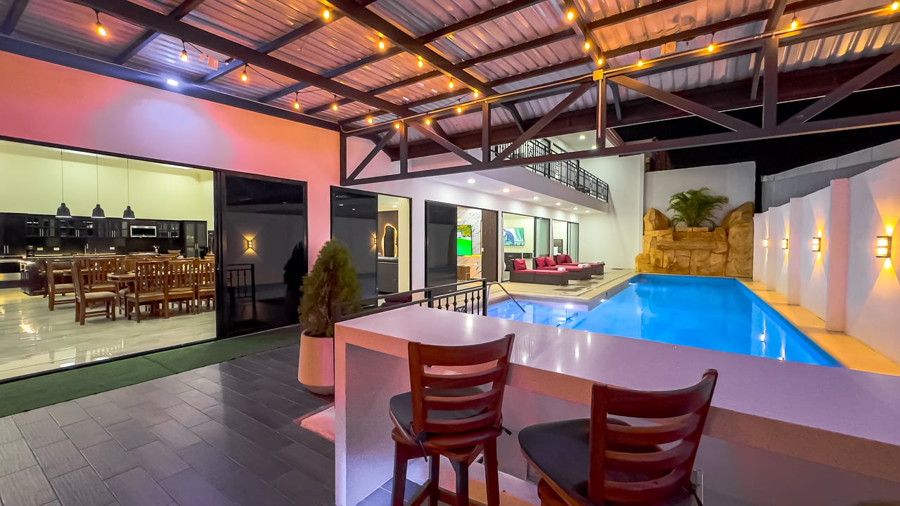 21472 - Fully Furnished Turnkey Luxury Beach Residence, 9 suites, 50 mts from Jaco Beach