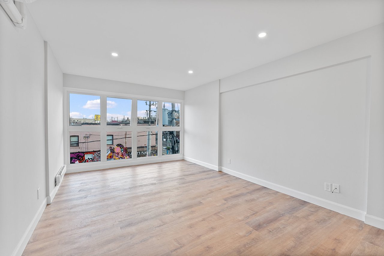 1328 Gerrard Street E 302