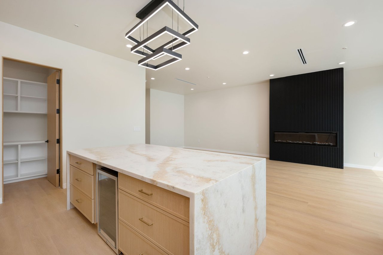 17510 Miranda St, Encino