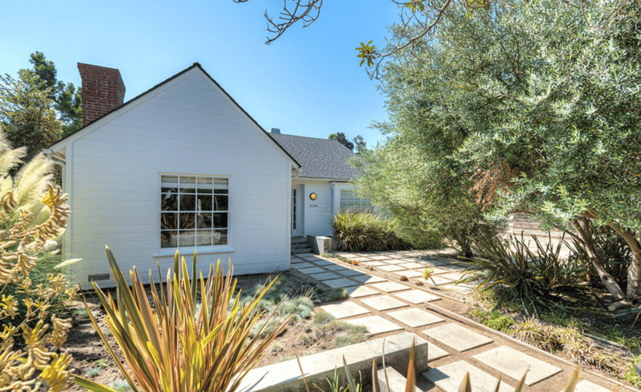 Beautiful cottage minutes from prime Downtown Brentwood