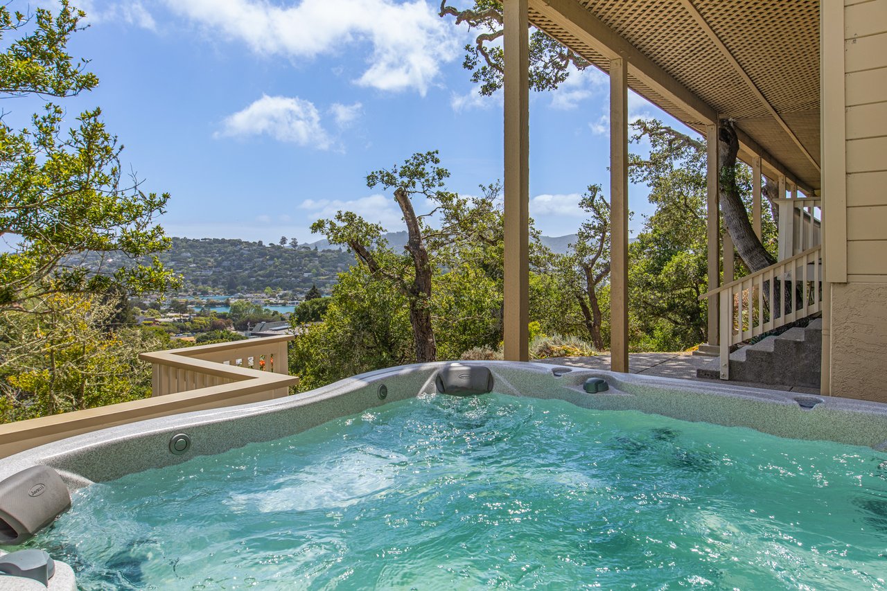 Picturesque and Private View Residence