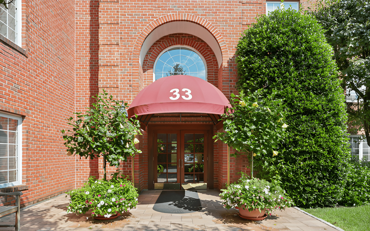33 W Putnam Ave