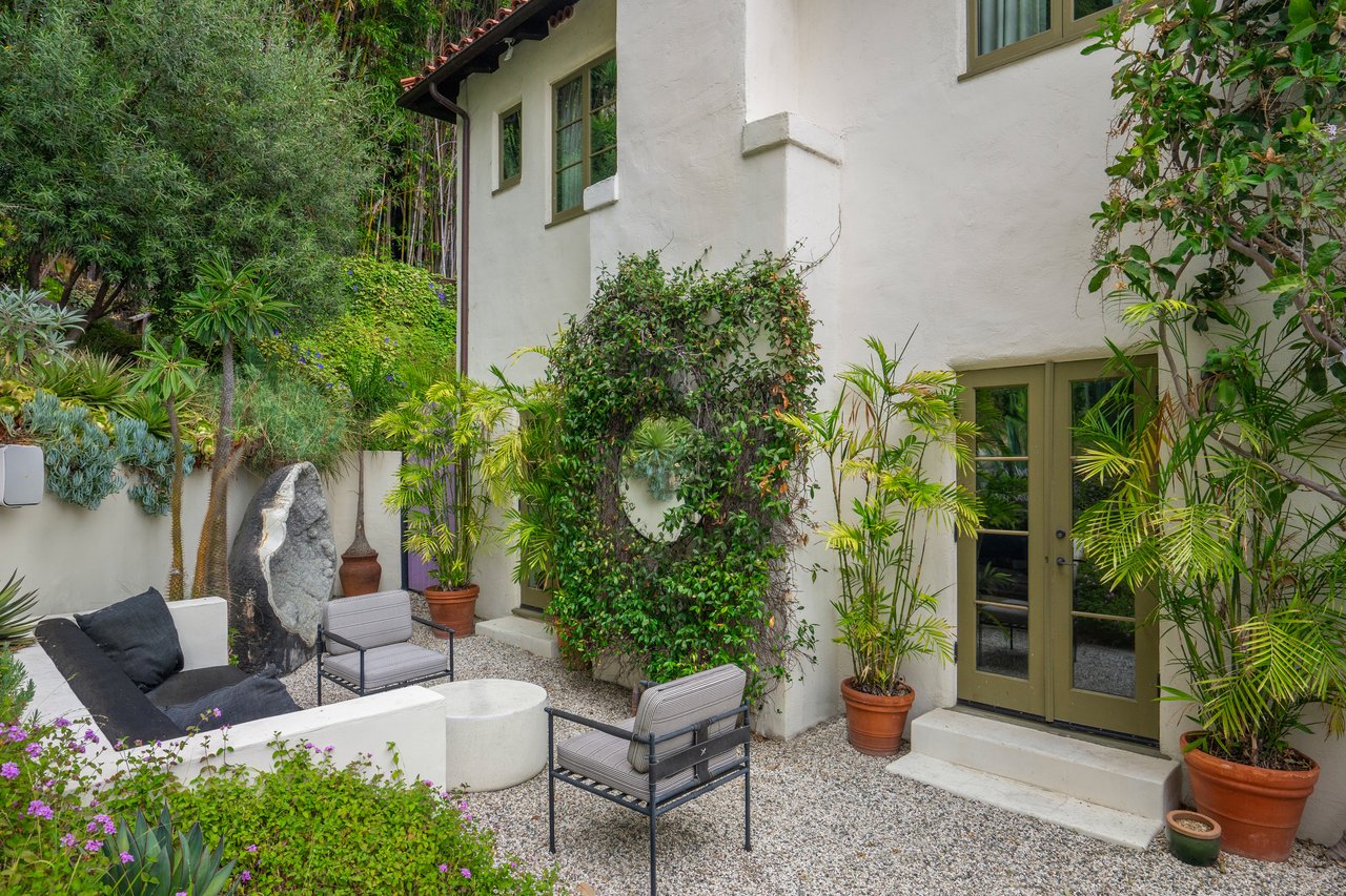 7939 Hillside Ave, Hollywood Hills