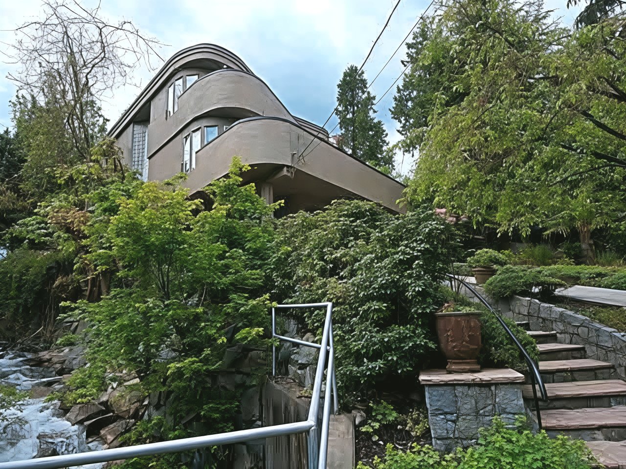 2181 Deep Cove Rd