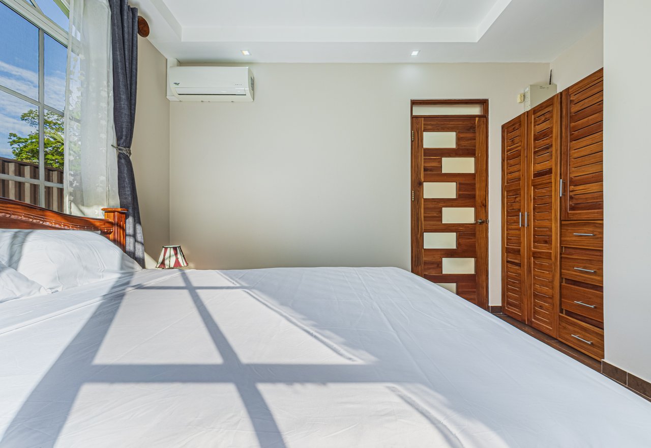 EXCEPTIONAL 5-BEDROOM RESIDENCE– PRIME LOCATION & VERSATILE LAYOUT